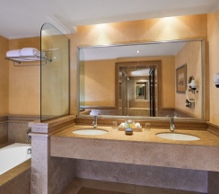 Двухместный люкс Royal двуспальная кровать в JAZ Makadi Star & Spa