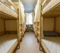 Кровать в 8-местном общем мужском номере в Как дома