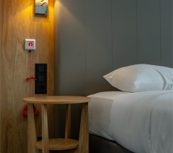 Стандартный номер для маломобильных групп населения с видом на реку c двуспальной кроватью в Cosmos Omsk Hotel