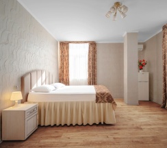 Люкс двухкомнатный с ванной в Лабиринт