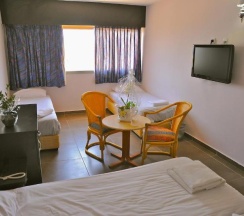 Четырёхместный номер Standard двуспальная кровать в Aquamarine Hotel