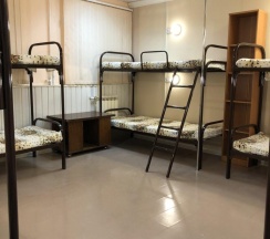 Кровать в общем номере с красивым видом из окна в Центральный Парк
