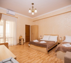 Стандарт 4-местный с двуспальной и односпальной кроватями и балконом в Джульетта