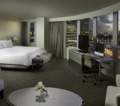 Двухместный полулюкс с видом на залив (двуспальная кровать) в Fontainebleau Miami Beach