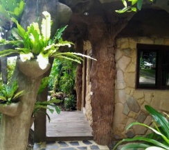 Двухместная вилла с красивым видом из окна двуспальная кровать в Bura Resort, Chiang Rai
