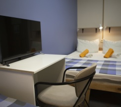 Четырехместный семейный номер с отдельным санузлом в Nice hostel