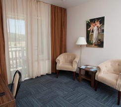 Номер полулюкс улучшенный с 1 двуспальной кроватью в Кремниевы термы