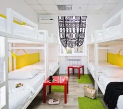 Кровать в 8-местном общем женском номере в Maxi House