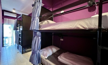 Кровать в общем номере с балконом и с красивым видом из окна в Hostel El biografo