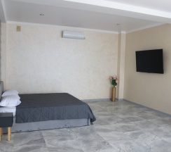 Двухместный семейный люкс с балконом и с красивым видом из окна двуспальная кровать в Вилла Абхазия