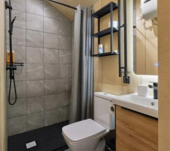 Двухместная Хижина № 1 двуспальная кровать в Сарай Сараев