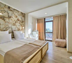 Комфорт Панорамный с балконом и видом на город,  2-х местный с дополнительным местом в Амбассадор