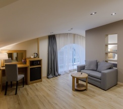 Двухместный полулюкс Мансарда с видом на город двуспальная кровать в Афалина