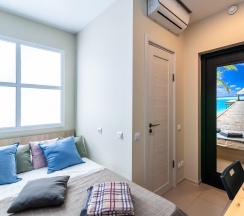 1-комнатные апартаменты эконом с 1 двуспальной кроватью (без окна) в Prim Rooms Apt Apartments (Прим Румс Апт Апартментс)