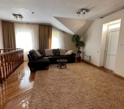 Шестиместный семейный коттедж с балконом в Малахит