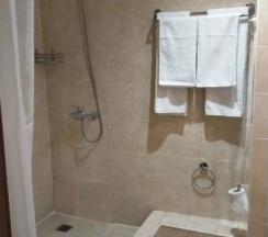 Спальное место в мужском номере на двухъярусной кровати в Добрые соседи