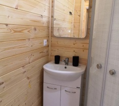 Двухместный коттедж Superior с красивым видом из окна двуспальная кровать в Vinder Village