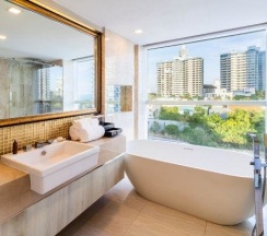 Четырёхместный люкс с 2 комнатами с балконом в The Sanctuary Phratamnak Pattaya
