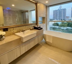 Четырёхместный люкс с 2 комнатами с балконом в The Sanctuary Phratamnak Pattaya