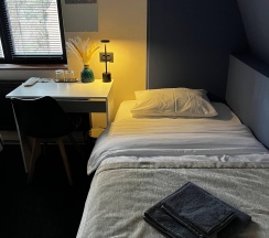 Кровать в 3-местном общем мужском номере в Прусс