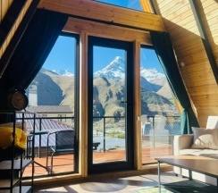 Шале с красивым видом из окна в Апартаменты Pyramid Kazbegi