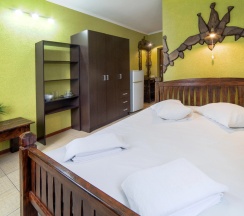 Двухместный номер Classic с видом на море и дендрарий двуспальная кровать в Delsochi