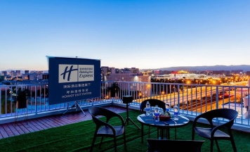 Двухместный номер Standard с балконом двуспальная кровать в Holiday Inn Express Hohhot East Station, an IHG Hotel