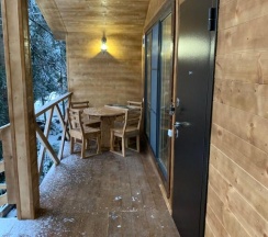 Шале Comfort с 2 комнатами с красивым видом из окна в Maas