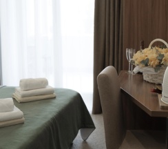 Двухместный номер Стандарт с балконом и с видом на море двуспальная кровать в Нарт