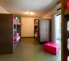 Кровать в общем номере (женский номер) с балконом в Concept Design Hostel & Suite