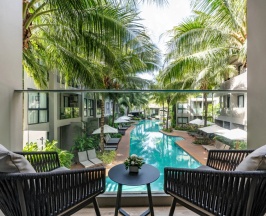 Двухместный люкс Grand Deluxe с видом на бассейн двуспальная кровать в Diamond Resort Phuket