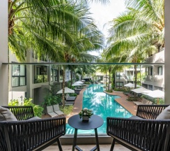 Двухместный люкс Grand Deluxe с видом на бассейн двуспальная кровать в Diamond Resort Phuket
