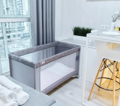 Двухместный номер Deluxe с балконом и с видом на город 2 отдельные кровати в Апартаменты Новые в Минск-Мир возле Avia mall