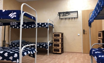 Кровать в мужском 10-местном номере (удобства на этаже) в Золотой ключик
