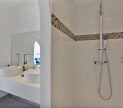 Семейный номер Standard с частичным видом на море в La Perle Luxury Boutique Hotel