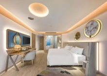 Двухместный номер Premier с балконом двуспальная кровать в Andaman Embrace Patong