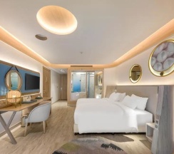 Двухместный номер Premier с балконом двуспальная кровать в Andaman Embrace Patong