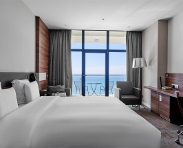 Номер Deluxe, с видом на море - с двуспальной кроватью в Pullman Sochi Centre