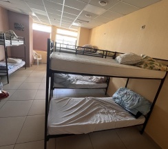 Кровать в 8-местном общем мужском номере (без окна) в Сити-В