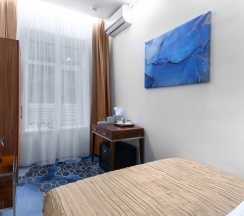 Уменьшенный стандарт с одноместным размещением в V Hotel&Rooftop lounge
