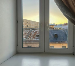 Стандартная комната с 2 односпальными кроватями, с общей ванной комнатой и видом на город в Мир