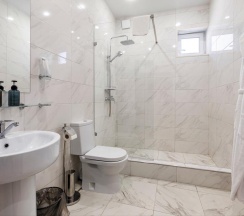 Номер полулюкс улучшенный с 1 двуспальной кроватью Жемчужина Кавказа в Ночной квартал