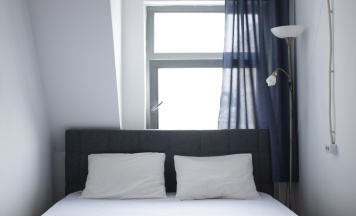 Птичка двуспальная с окном в Петя и волк