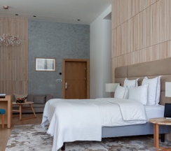 Двухместный люкс с балконом и с красивым видом из окна двуспальная кровать в Вилла Плёс