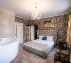 Улучшенный номер с джакузи в East-West