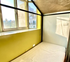 Кровать в общем номере с балконом в Bayhouse Hostel Penghu