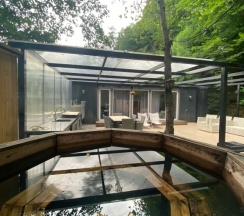 Двухместный коттедж с красивым видом из окна двуспальная кровать в Koban Spa Resort
