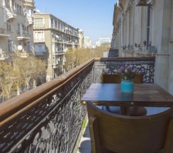 Кровать в общем номере с балконом в Travel inn