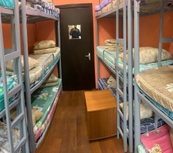 Кровать в общем номере в Hensi