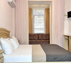 4х местный комфорт с видом на столовую и территорию отеля в Эргес